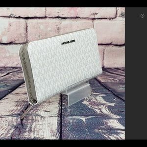 Michael Michael Kors Jet Set Travel Wallet White